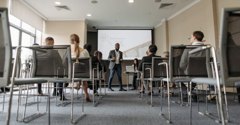 Seminar mit Präsentation als Symbolbild für FitSM, Service Management und praxisnahen ITSM-Einstieg in kleineren Organisationen