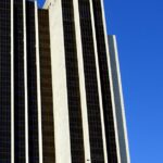 Bürohochhaus als Symbol für regulierte Finanz- und ICT-Drittparteistrukturen unter DORA