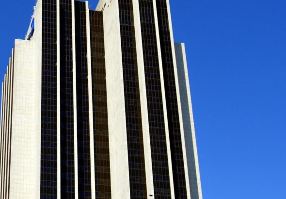 Bürohochhaus als Symbol für regulierte Finanz- und ICT-Drittparteistrukturen unter DORA