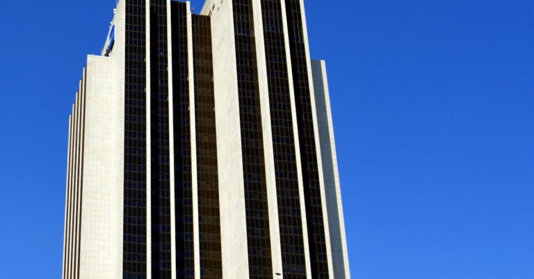 Bürohochhaus als Symbol für regulierte Finanz- und ICT-Drittparteistrukturen unter DORA