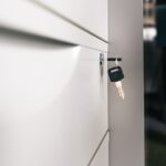 Schlüssel im verschlossenen Büroschrank als Motiv für Secret-Management in geteilten Pipelines