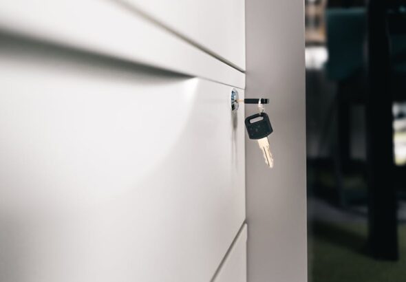 Schlüssel im verschlossenen Büroschrank als Motiv für Secret-Management in geteilten Pipelines