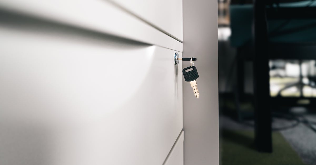 Schlüssel im verschlossenen Büroschrank als Motiv für Secret-Management in geteilten Pipelines
