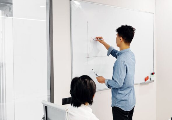 Whiteboard mit Governance-Diagramm für Branch-Regeln, Reviews und Freigaben im DevOps-Betrieb