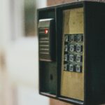Sicherheits-Keypad an einer Zugangstür als Symbol für privilegierten Zugang und Identitätsschutz