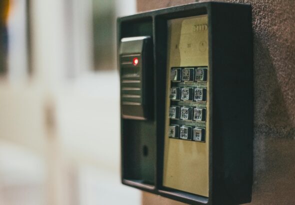 Sicherheits-Keypad an einer Zugangstür als Symbol für privilegierten Zugang und Identitätsschutz