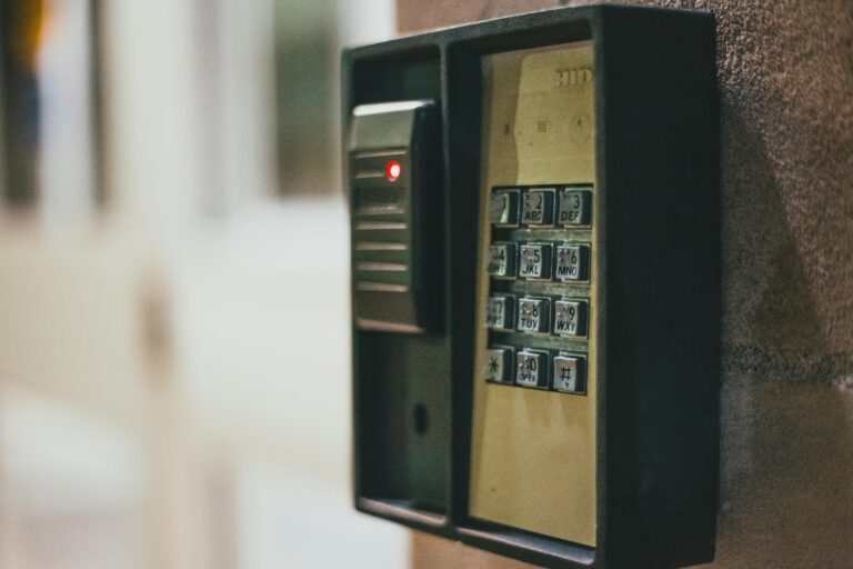 Sicherheits-Keypad an einer Zugangstür als Symbol für privilegierten Zugang und Identitätsschutz