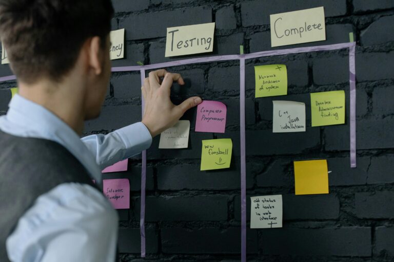 Task-Board mit Haftnotizen als Symbol für Katalog, Golden Paths und Plattform-Support