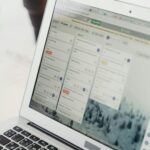 Projektmanagement- und Entwicklerportal-Oberfläche auf einem Laptop-Bildschirm