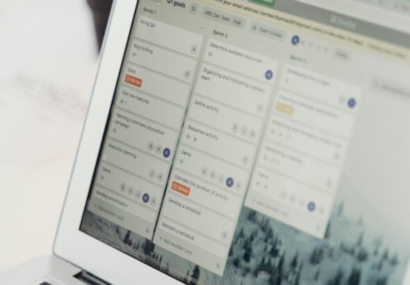 Projektmanagement- und Entwicklerportal-Oberfläche auf einem Laptop-Bildschirm