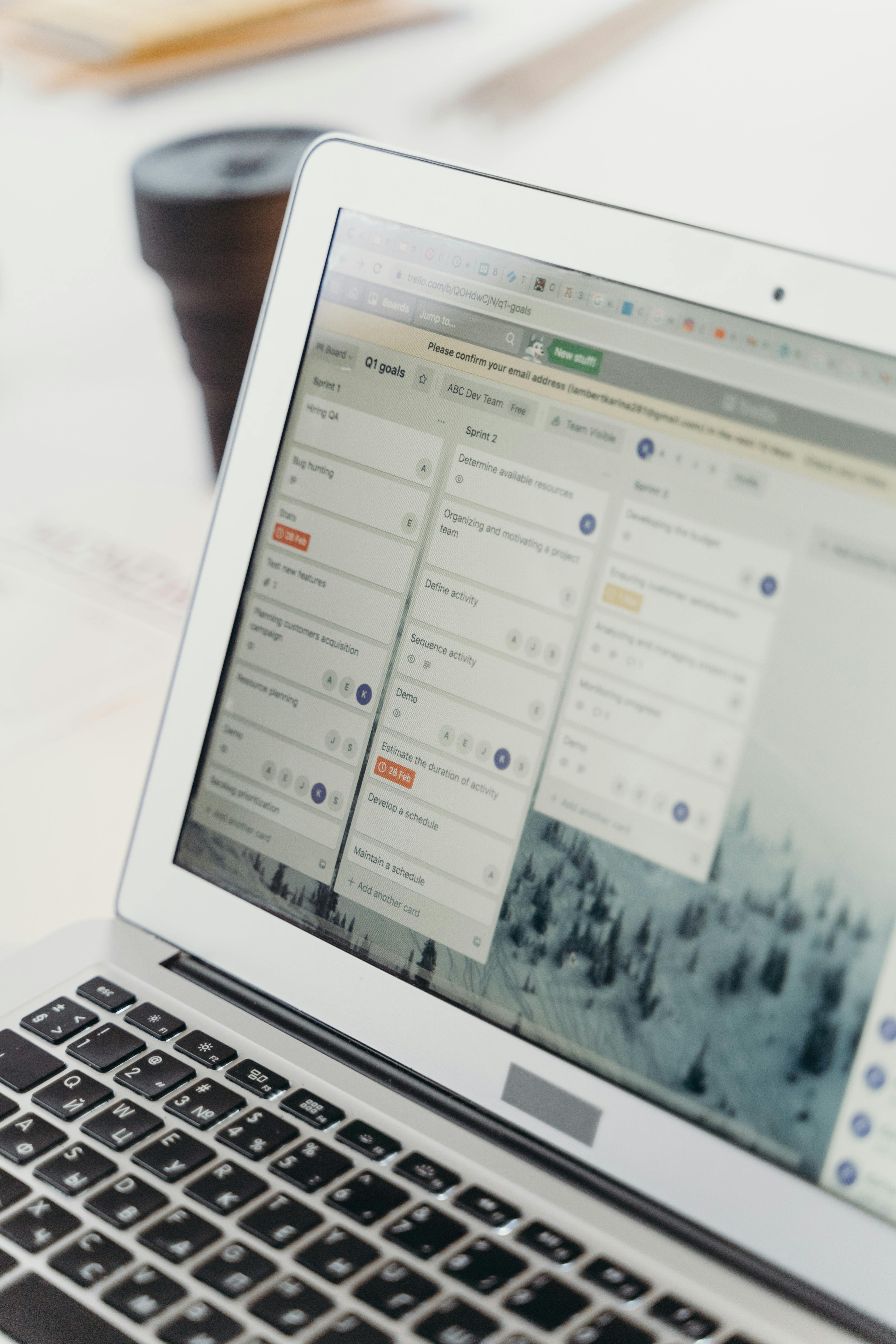 Projektmanagement- und Entwicklerportal-Oberfläche auf einem Laptop-Bildschirm