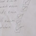Checkliste auf Klemmbrett als Symbol für die ITIL-Betriebskette aus Monitoring, Support und Fulfilment