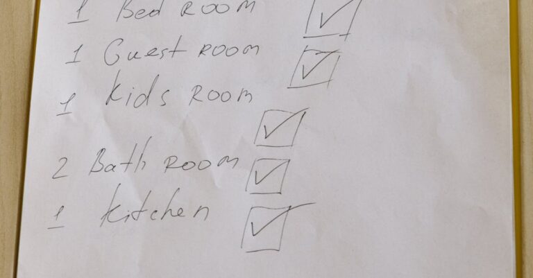 Checkliste auf Klemmbrett als Symbol für die ITIL-Betriebskette aus Monitoring, Support und Fulfilment