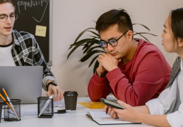 Team in Besprechung zur Planung von ITIL-Weiterbildung und Rollen im Service Management