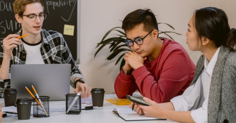 Team in Besprechung zur Planung von ITIL-Weiterbildung und Rollen im Service Management