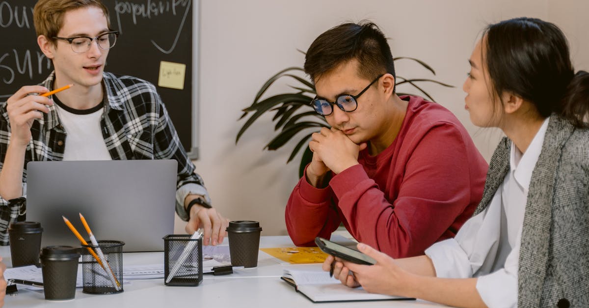 Team in Besprechung zur Planung von ITIL-Weiterbildung und Rollen im Service Management