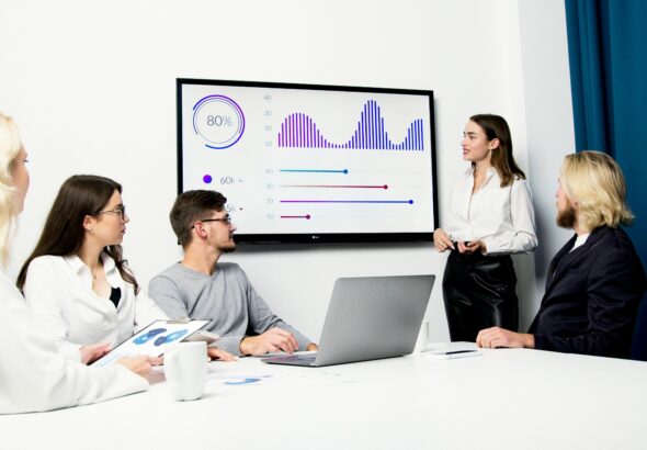 Team analysiert Präsentationsdaten für wissenszentrierte Service-Desk-Arbeit