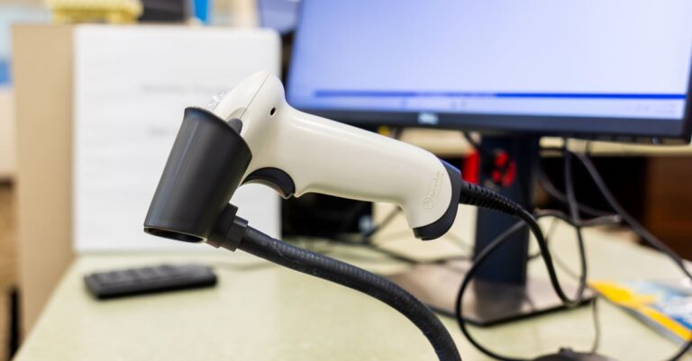 Barcode-Scanner am Arbeitsplatz als Sinnbild fuer Asset-Bezug und Inventarisierung