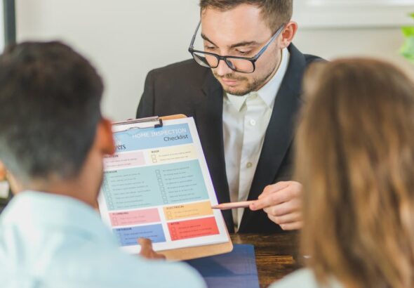 Dokumentenreview im Team als Sinnbild für gepflegtes Service-Desk-Wissen, Self-Service und KCS