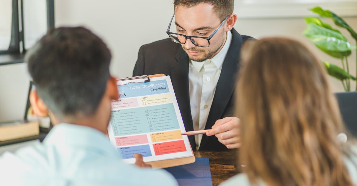 Dokumentenreview im Team als Sinnbild für gepflegtes Service-Desk-Wissen, Self-Service und KCS