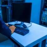 IT-Techniker im Rechenzentrum an Serverracks als Sinnbild für Kubernetes-Betriebsarbeit jenseits der Zertifizierung