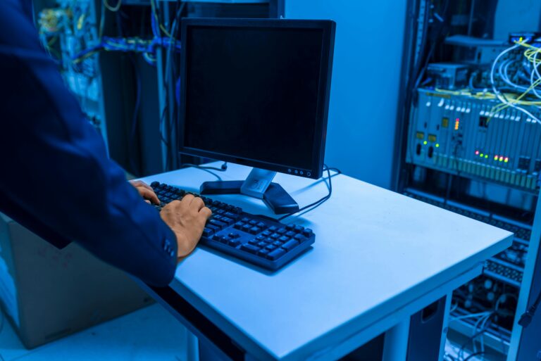 IT-Techniker im Rechenzentrum an Serverracks als Sinnbild für Kubernetes-Betriebsarbeit jenseits der Zertifizierung