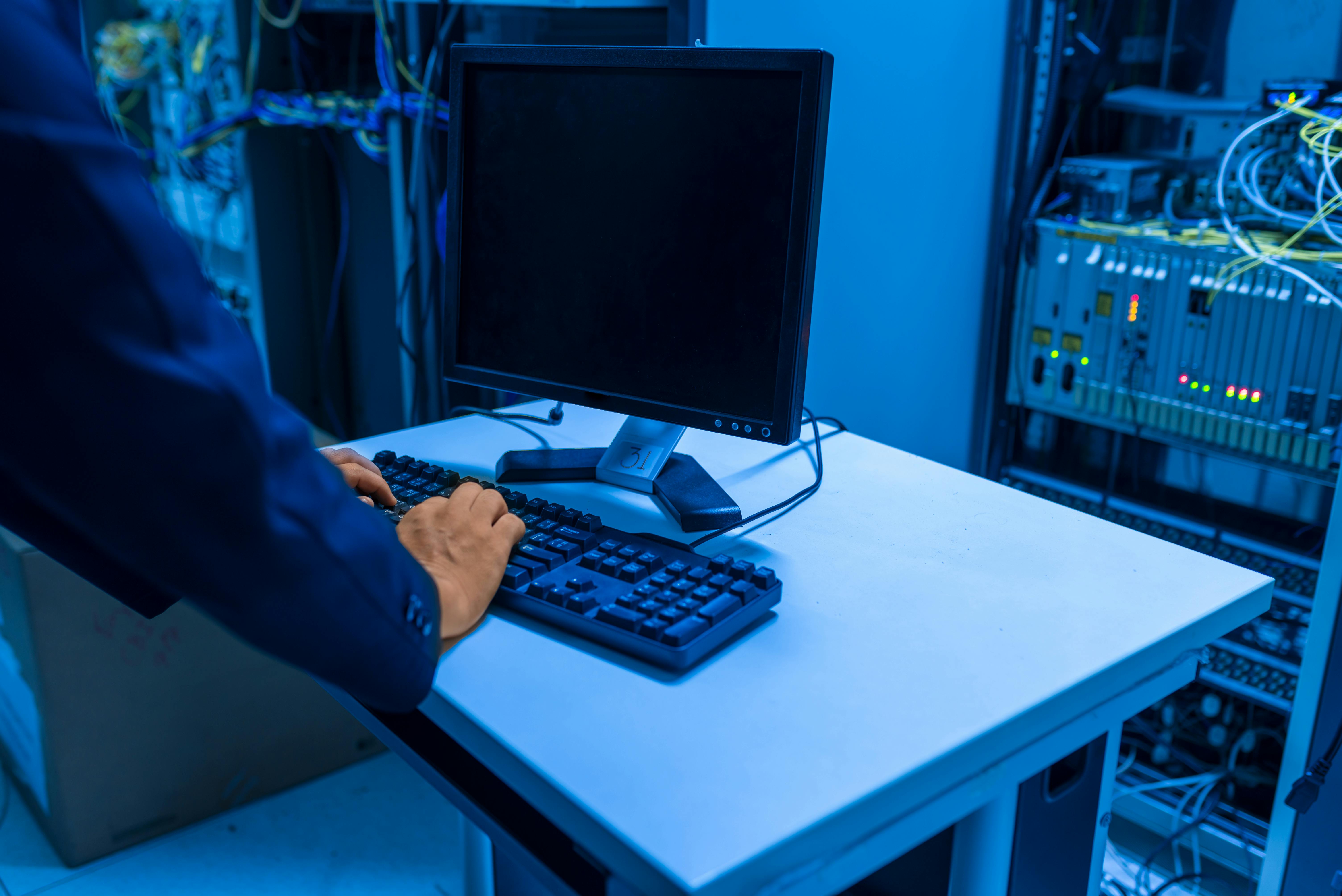 IT-Techniker im Rechenzentrum an Serverracks als Sinnbild für Kubernetes-Betriebsarbeit jenseits der Zertifizierung