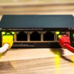 Ethernet-Switch mit angeschlossenen Netzwerkkabeln als Symbol für Cloud-Wechsel und Infrastruktur-Portabilität