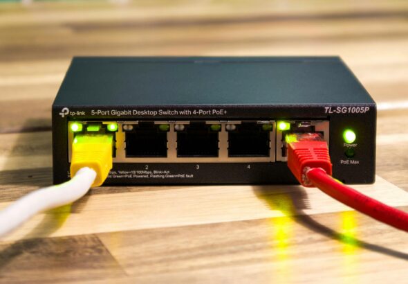 Ethernet-Switch mit angeschlossenen Netzwerkkabeln als Symbol für Cloud-Wechsel und Infrastruktur-Portabilität