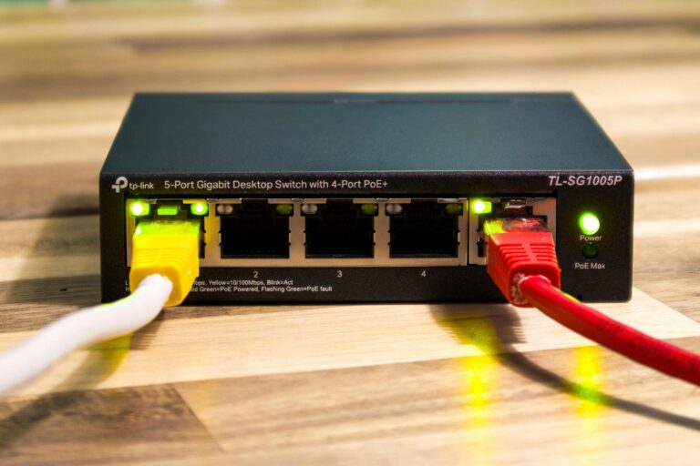 Ethernet-Switch mit angeschlossenen Netzwerkkabeln als Symbol für Cloud-Wechsel und Infrastruktur-Portabilität