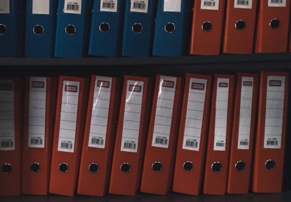 Archivordner im Regal als Sinnbild fuer getestete Restore- und Wiederanlaufpfade in Microsoft 365