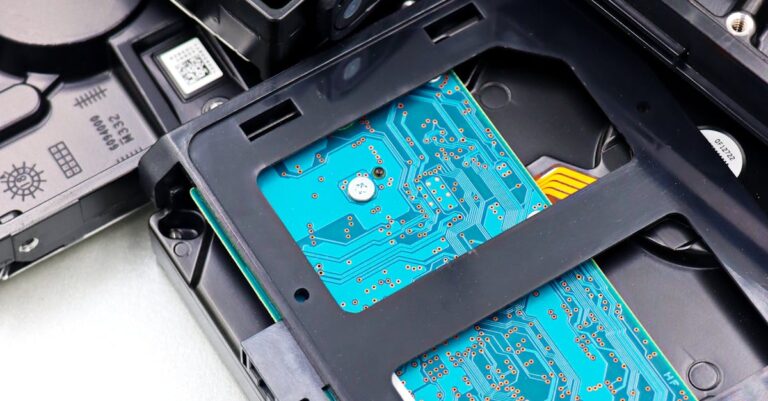 Stapel interner Festplatten als Symbolbild für Backup, Wiederherstellung und Microsoft-365-Wiederanlauf