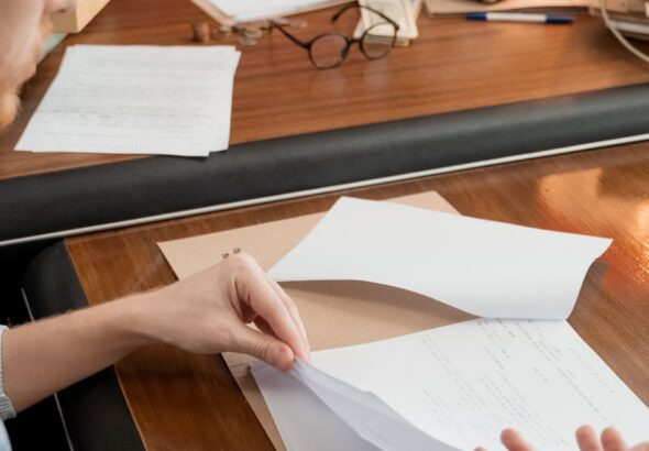 Zwei Fachleute prüfen Dokumente am Schreibtisch als Symbol für Rechte- und Content-Governance in Microsoft 365 Copilot