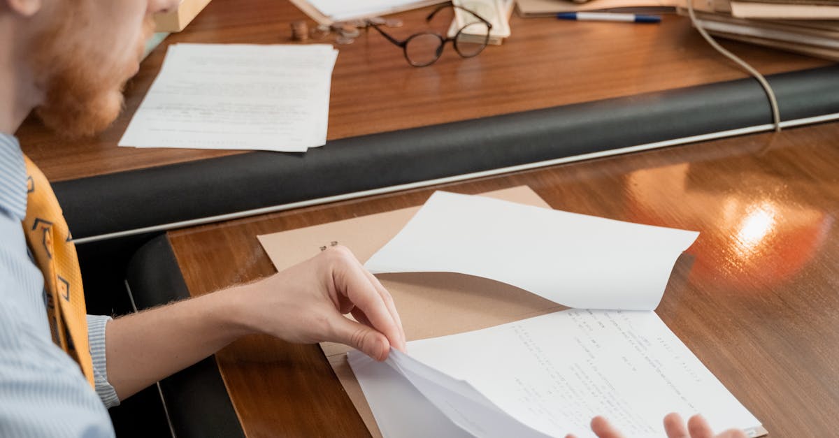 Zwei Fachleute prüfen Dokumente am Schreibtisch als Symbol für Rechte- und Content-Governance in Microsoft 365 Copilot