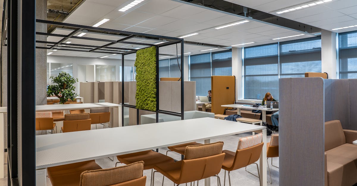 Offene Coworking-Flaeche mit Tischen, Zonen und Sitzbereichen als Symbol fuer Desk Pools, Arbeitsplatzlogik und hybride Bueroorganisation