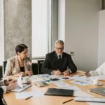 Strategiemeeting mit Unterlagen und Auswertungen als Symbol fuer AI Governance im IT-Betrieb