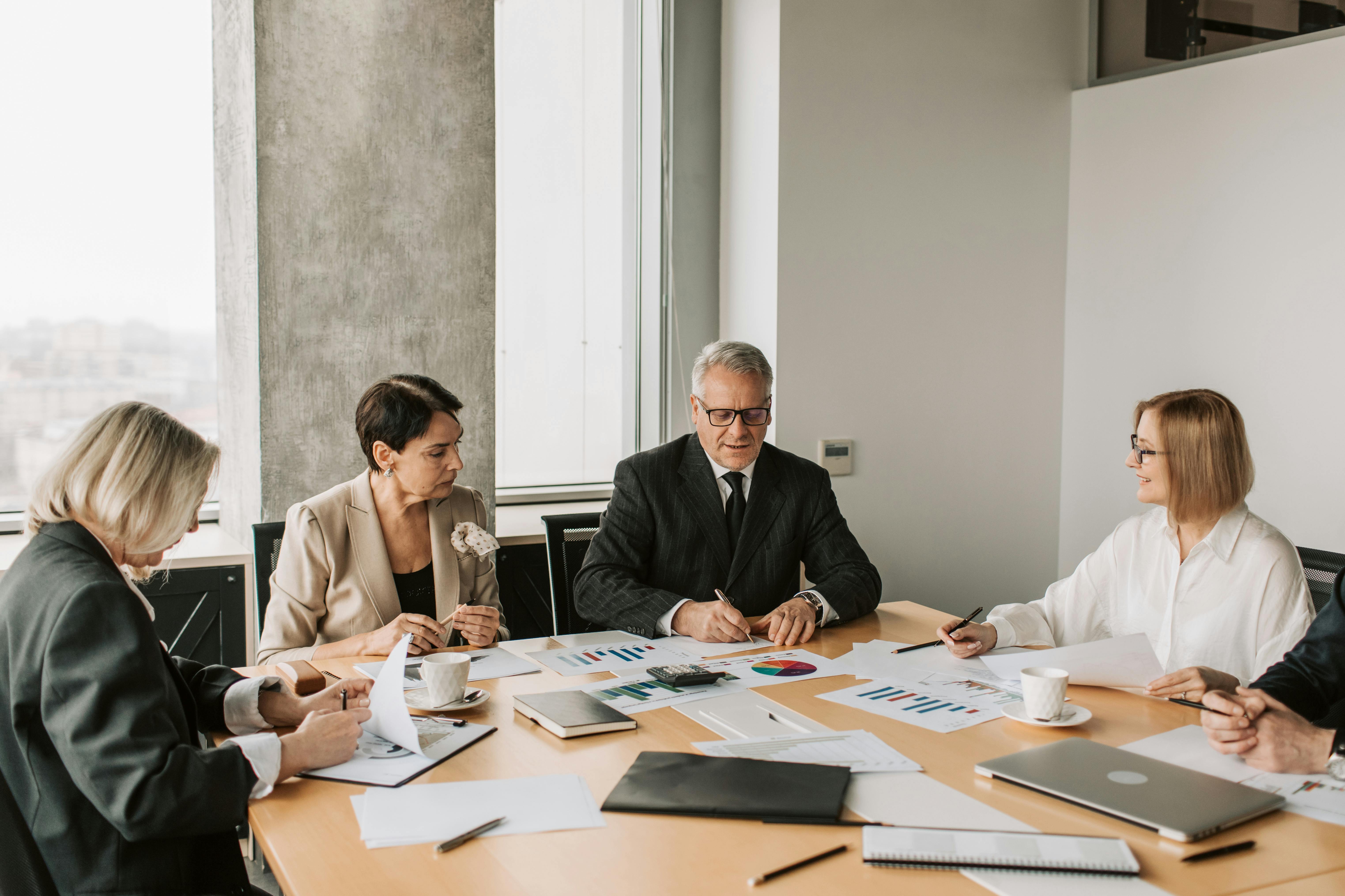 Strategiemeeting mit Unterlagen und Auswertungen als Symbol fuer AI Governance im IT-Betrieb
