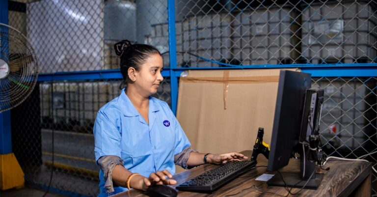 Fabrikarbeitsplatz mit Computer als Symbol fuer Edge-Betrieb am Standort