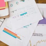 Business-Analytics-Auswertung auf Holztisch als Symbol für KI-Evaluation und Messmodell