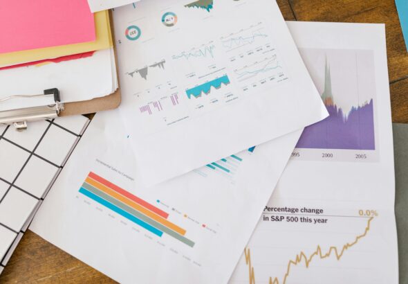 Business-Analytics-Auswertung auf Holztisch als Symbol für KI-Evaluation und Messmodell