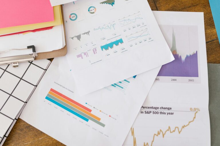 Business-Analytics-Auswertung auf Holztisch als Symbol für KI-Evaluation und Messmodell