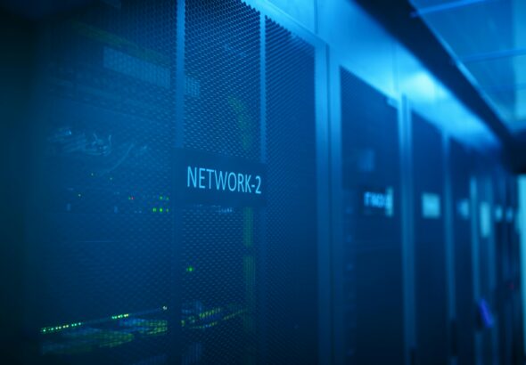 Netzwerkschrank als Symbol für GitOps- und Plattformbetrieb