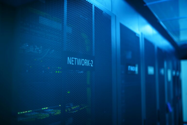 Netzwerkschrank als Symbol für GitOps- und Plattformbetrieb