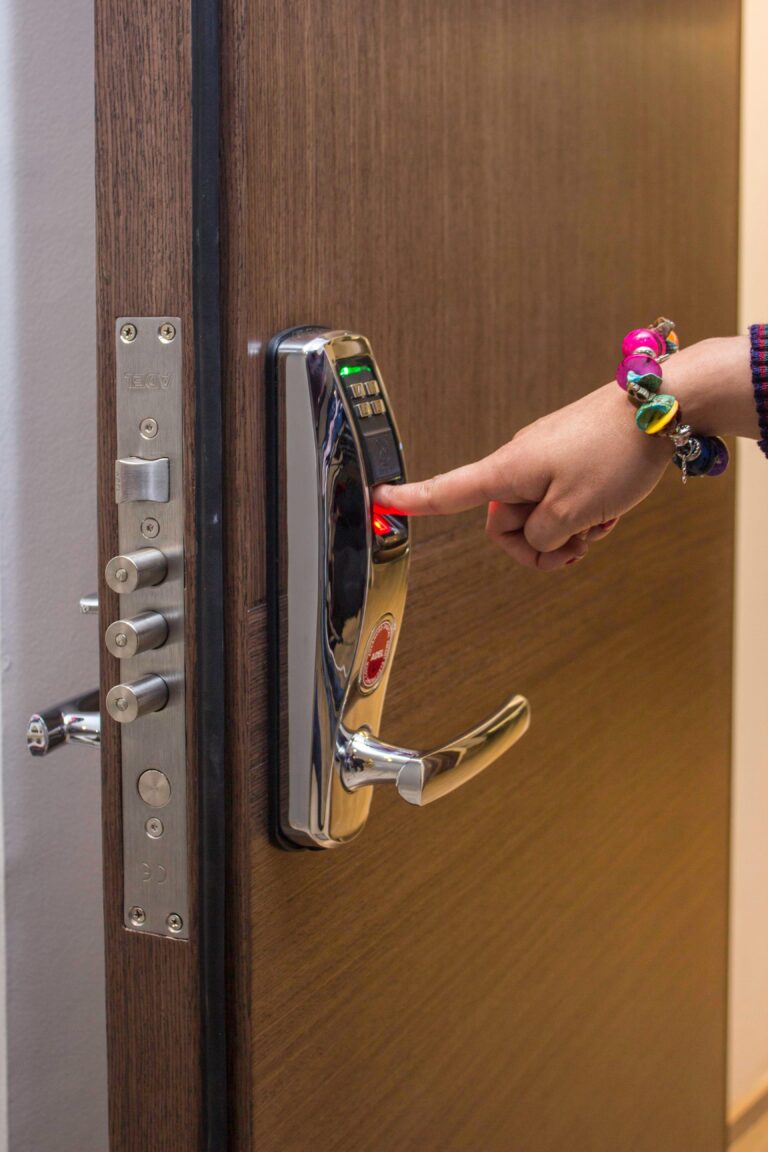 Hand mit Fingerprint-Zugang an digitalem Türschloss