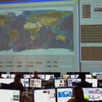Team vor großer Monitoring-Wand in modernem Operations-Umfeld