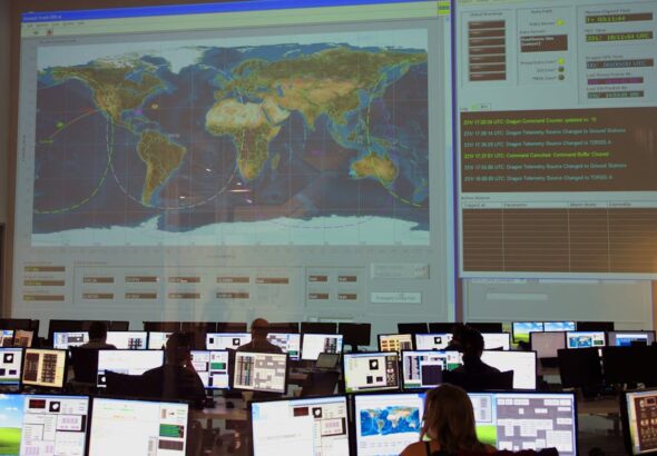 Team vor großer Monitoring-Wand in modernem Operations-Umfeld