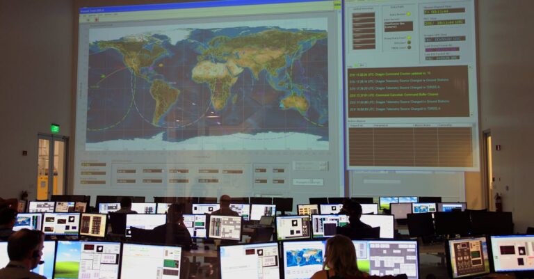 Team vor großer Monitoring-Wand in modernem Operations-Umfeld
