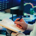 Analyst vor mehreren Monitoring-Bildschirmen als Motiv für Observability und Tracing im IT-Betrieb