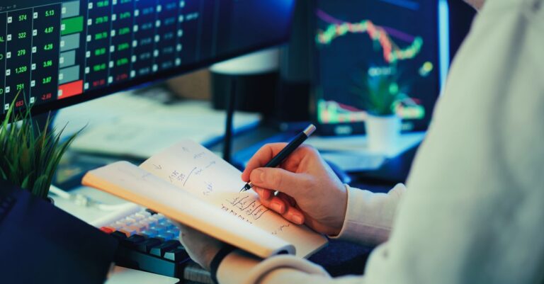 Analyst vor mehreren Monitoring-Bildschirmen als Motiv für Observability und Tracing im IT-Betrieb