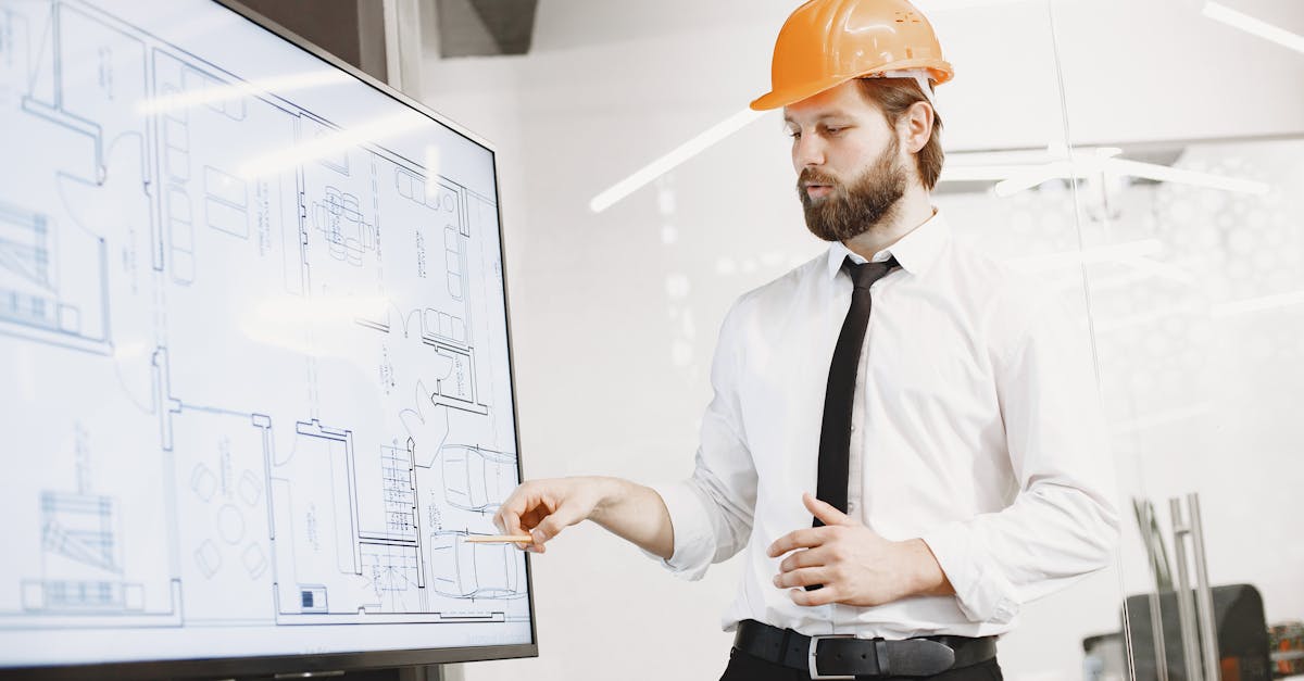 Architekt mit digitalen Bauplänen als Sinnbild für OpenTofu-Planung im Plattformbetrieb